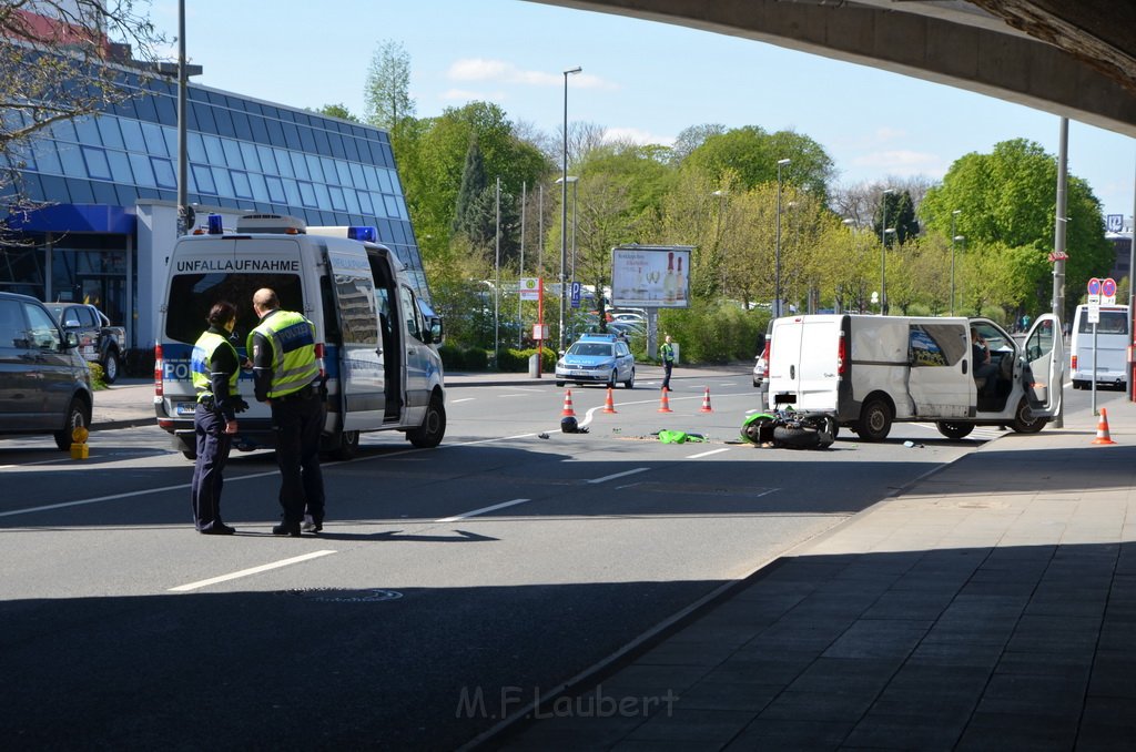 Schwerer VU Krad Kleintransporter Koeln deutz Gummersbacherstr P179.JPG - Miklos Laubert